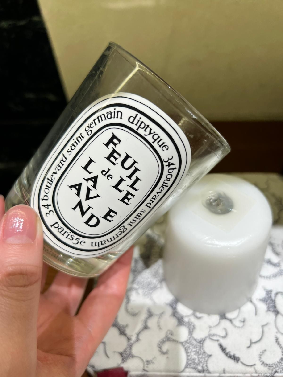 別擔心,這不是你用力過猛讓蠟燭掙脫玻璃杯,而是品牌刻意事先脫蠟,好讓你可以直接嗅聞杯底。